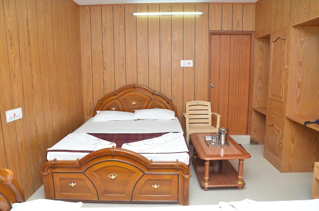 Saravanan Lodge Chennai Room photo