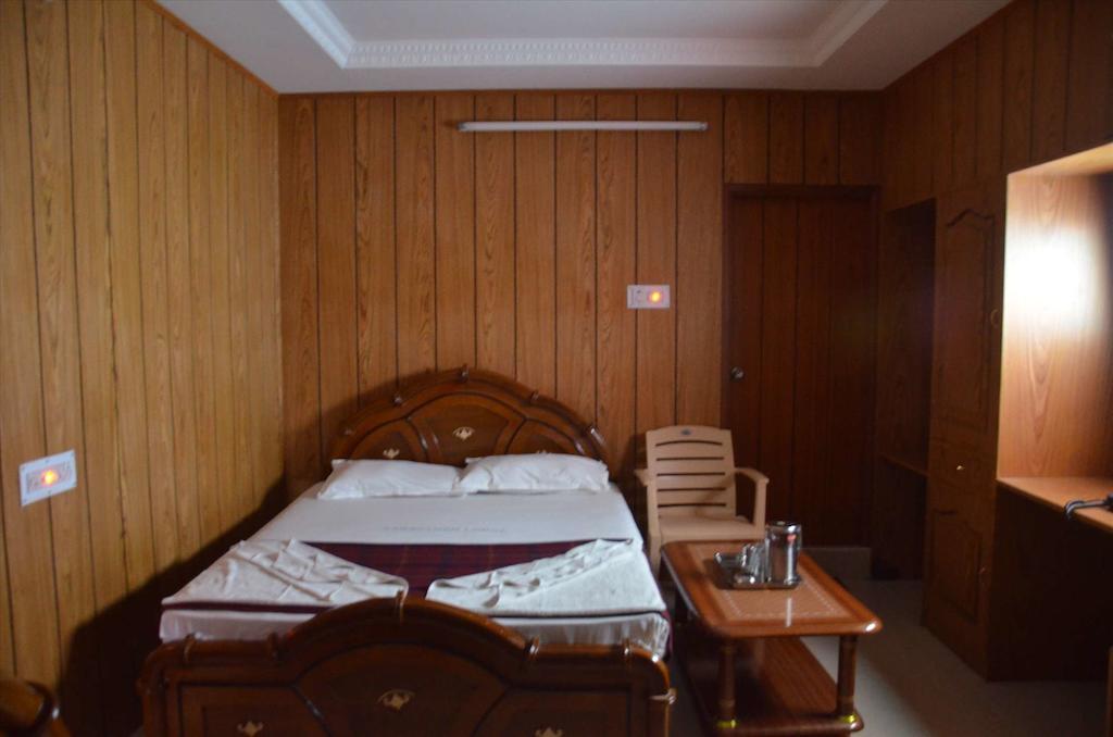 Saravanan Lodge Chennai Room photo