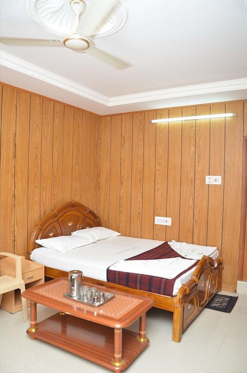 Saravanan Lodge Chennai Room photo